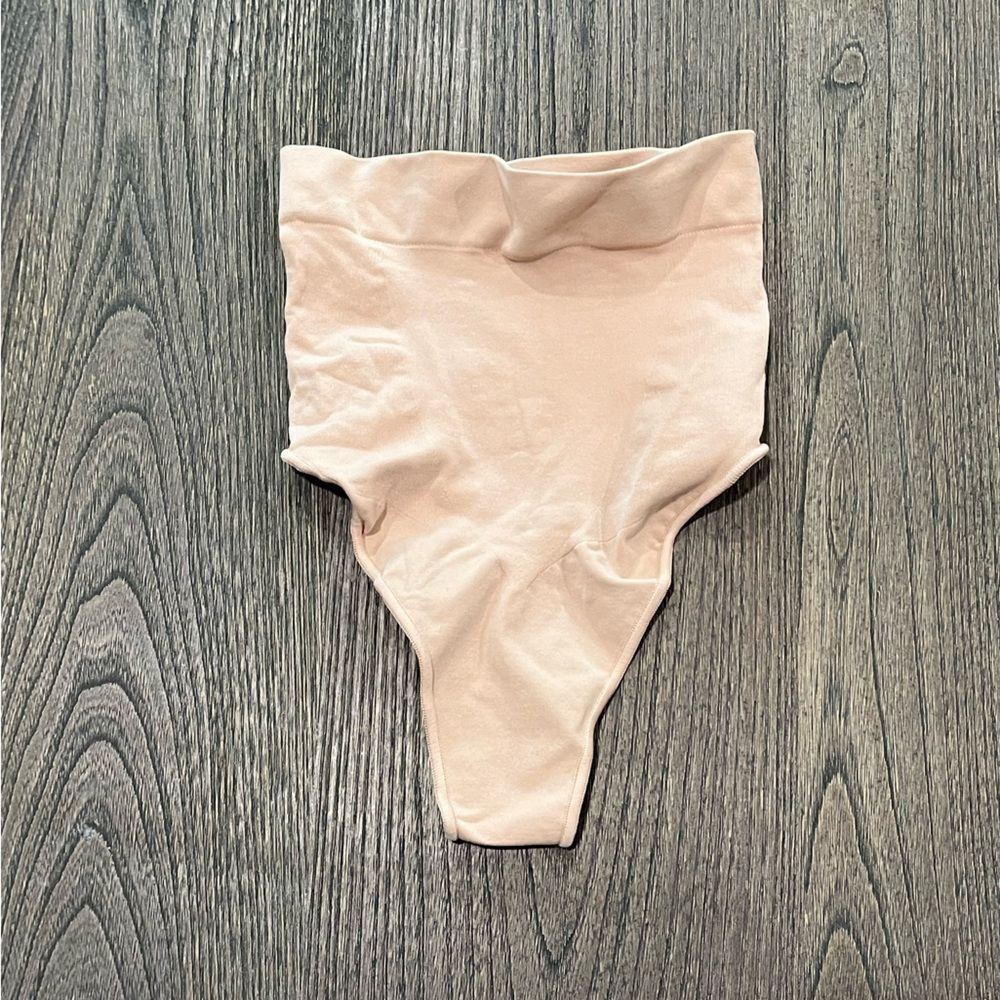 NWOT Skims Sculpting Mid Waist Thong - Size S/M